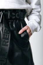 Lade das Bild in den Galerie-Viewer, Louas Colourful Rebel Belt Short
