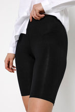 Lade das Bild in den Galerie-Viewer, KAselma Jersey Shorts
