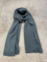 Lade das Bild in den Galerie-Viewer, KAsusana Knit Scarf
