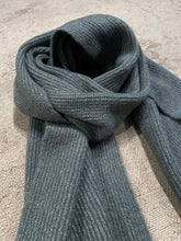 Lade das Bild in den Galerie-Viewer, KAsusana Knit Scarf
