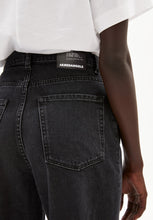 Lade das Bild in den Galerie-Viewer, Mairaa Denim Mom washed down black
