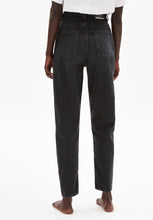 Lade das Bild in den Galerie-Viewer, Mairaa Denim Mom washed down black
